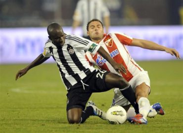 FUDBAL - LAMINE DIARRA - Lamin Diara, fudbaler Partizana, na utakmici protiv Crvene zvezde, i DUSKO TOSIC. Beograd, 21.03.2012. photo:N.Parausic